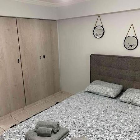 Olas 1-Bedroom Apartment Near The Center Of Атина Екстериор снимка