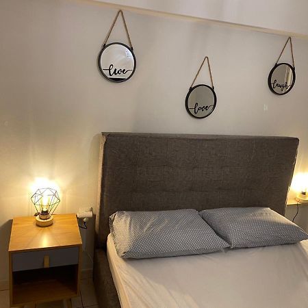 Olas 1-Bedroom Apartment Near The Center Of Атина Екстериор снимка