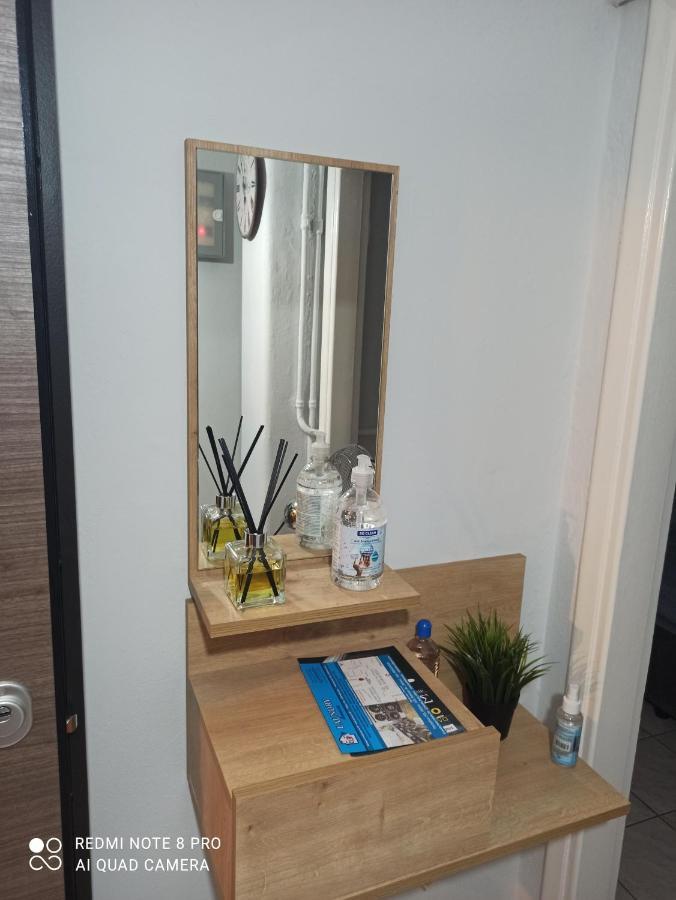 Olas 1-Bedroom Apartment Near The Center Of Атина Екстериор снимка
